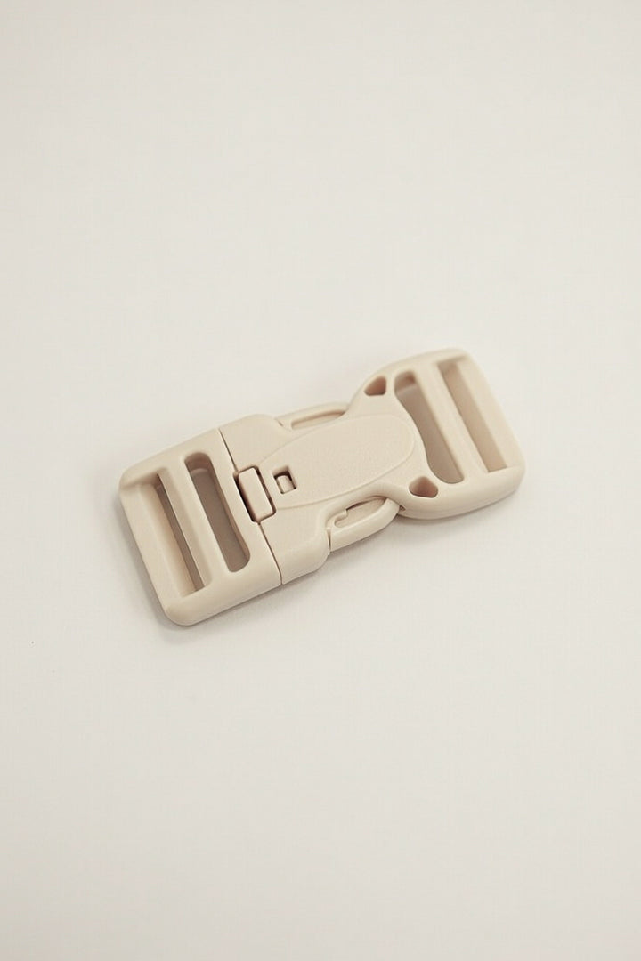 Spænde med sikkerhedsknap 25mm beige